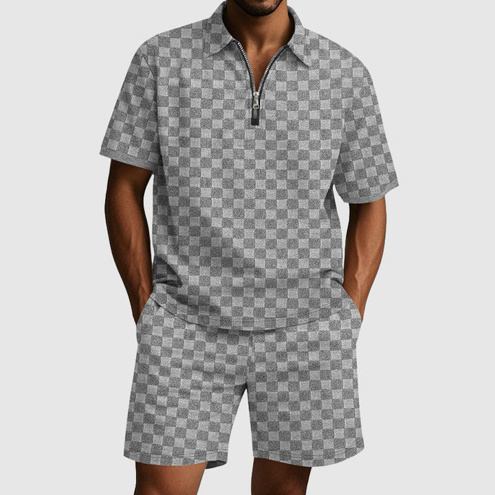 Herrkläder: Geometriskt mönstrad pikétröja och shorts, ett bekvämt och modernt sommarset.