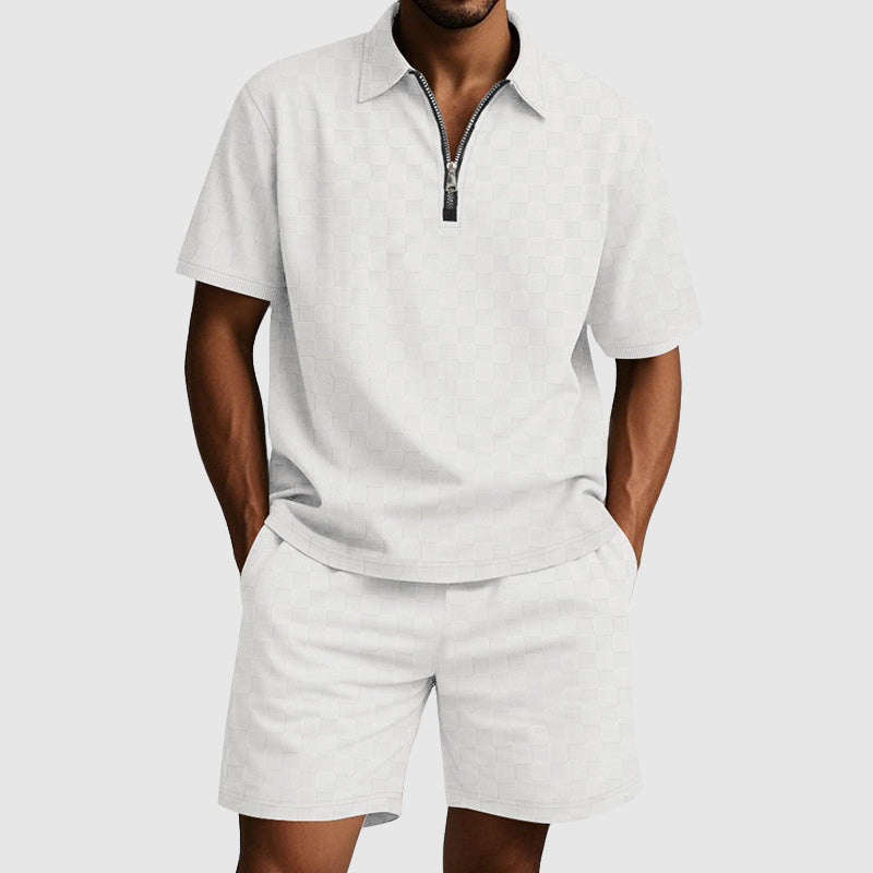 Stilrent sommarset för herrar med pikétröja och shorts. Geometrisk design för en avslappnad fritidsstil.