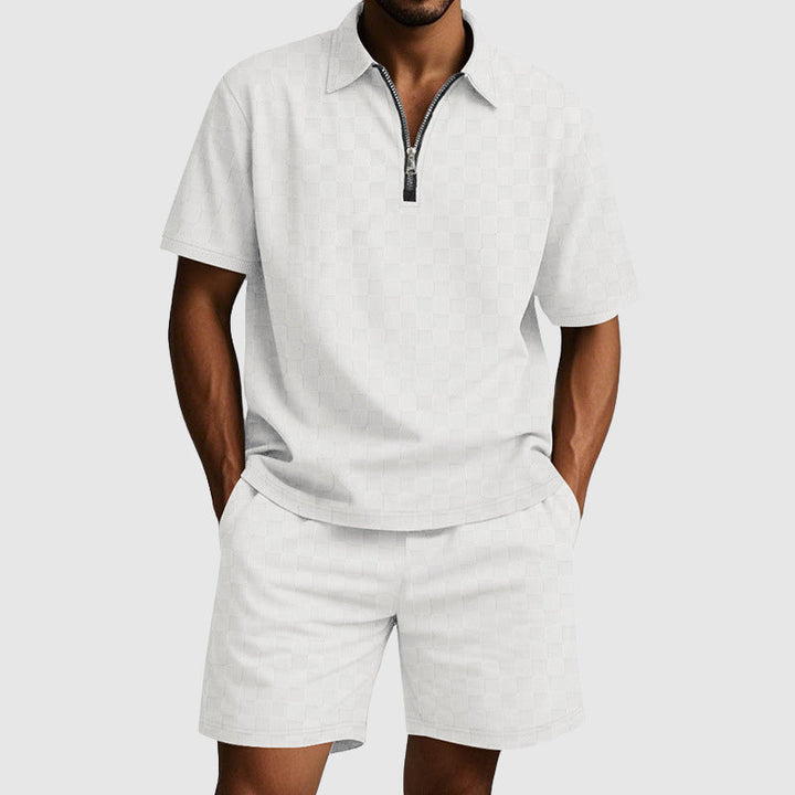 Stilrent sommarset för herrar med pikétröja och shorts. Geometrisk design för en avslappnad fritidsstil.