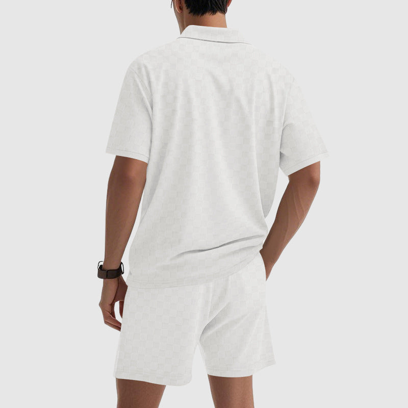 Komplett herrset med kortärmad pikétröja och matchande shorts. Perfekt för varma sommardagar.