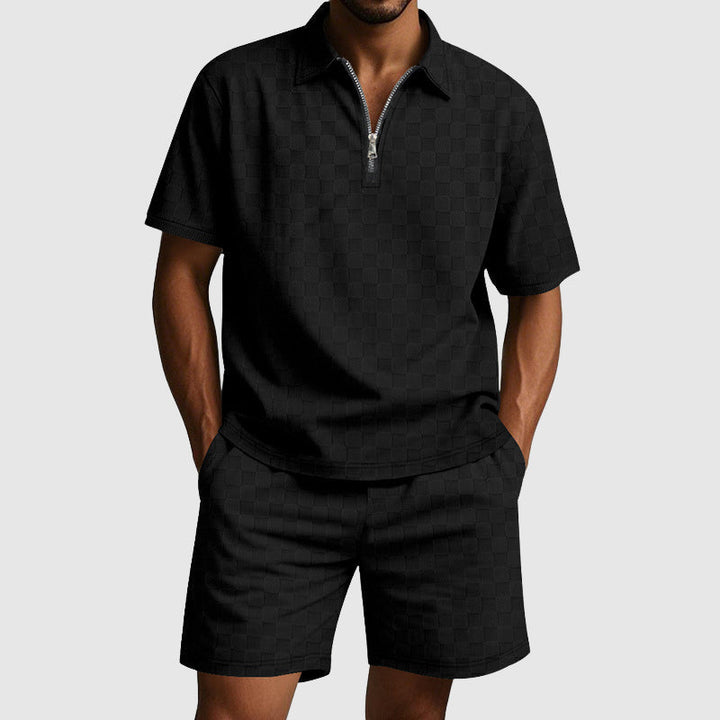 Modernt sommarset för män i piké och shorts med geometrisk design. Bekvämt för alla tillfällen.