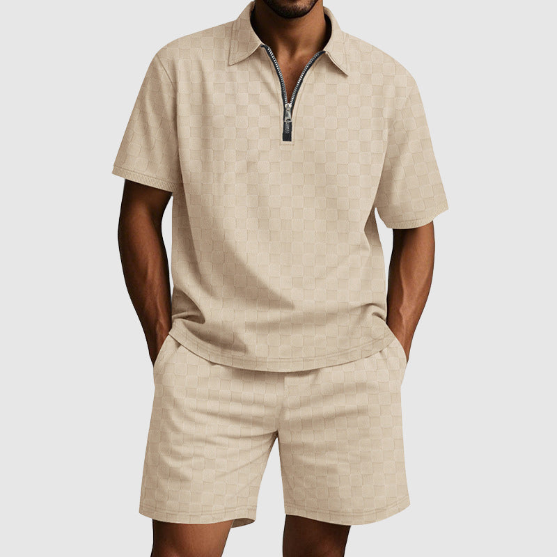 Herrset med geometrisk pikétröja och shorts. Stilren kombination för en elegant sommarstil.