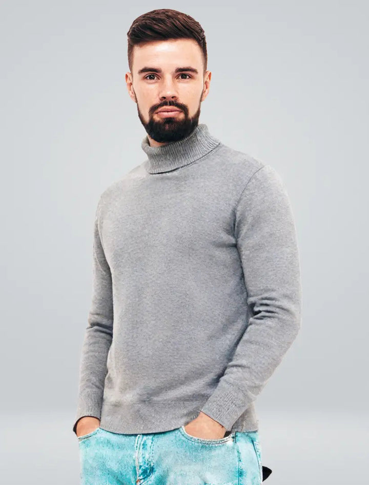 Stilren stickad herr turtleneck-tröja i mörk färg, idealisk som basplagg för höst- och vintermode.