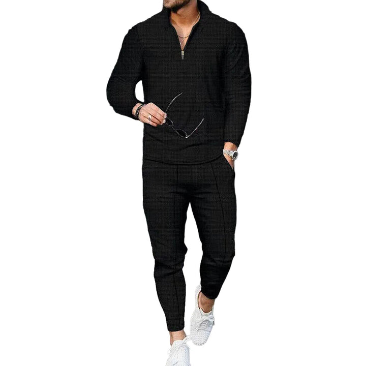 Herrarnas tvådelade casual outfit i mjuktyg. Bekväma fritidskläder med sportig touch, perfekt för vardagsbruk.