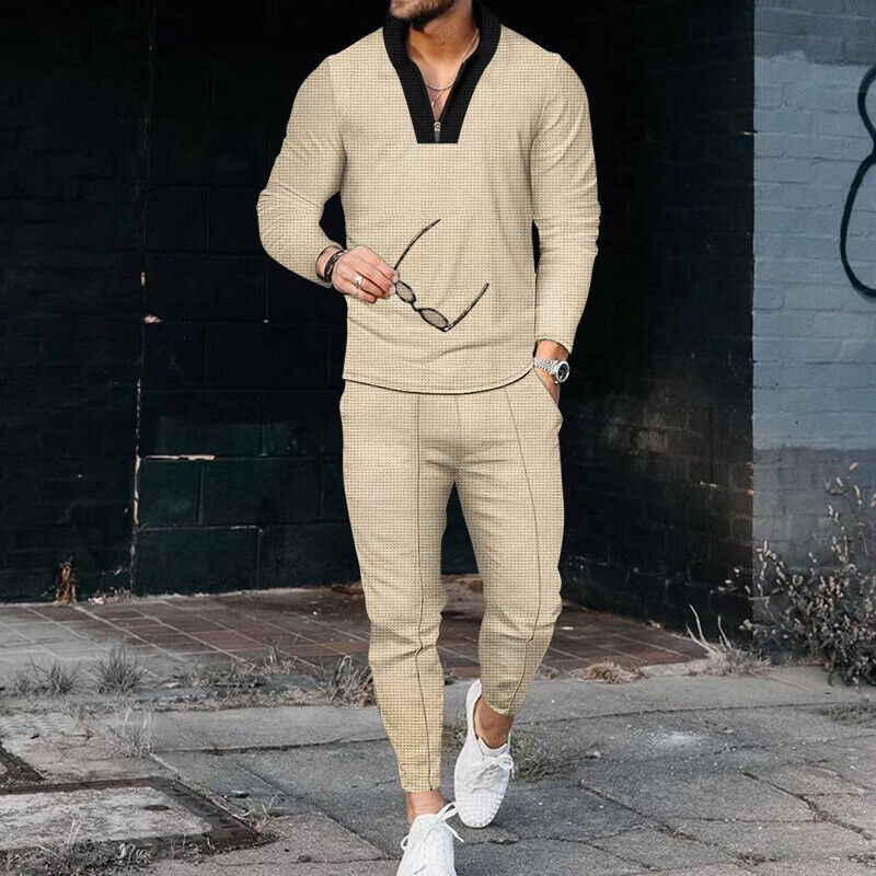 Snygg herrtröja med dragkedja, del av bekväm tvådelad outfit för fritid och vardag. Sportig design i mjukt tyg.