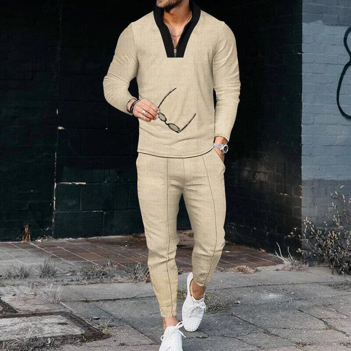 Snygg herrtröja med dragkedja, del av bekväm tvådelad outfit för fritid och vardag. Sportig design i mjukt tyg.
