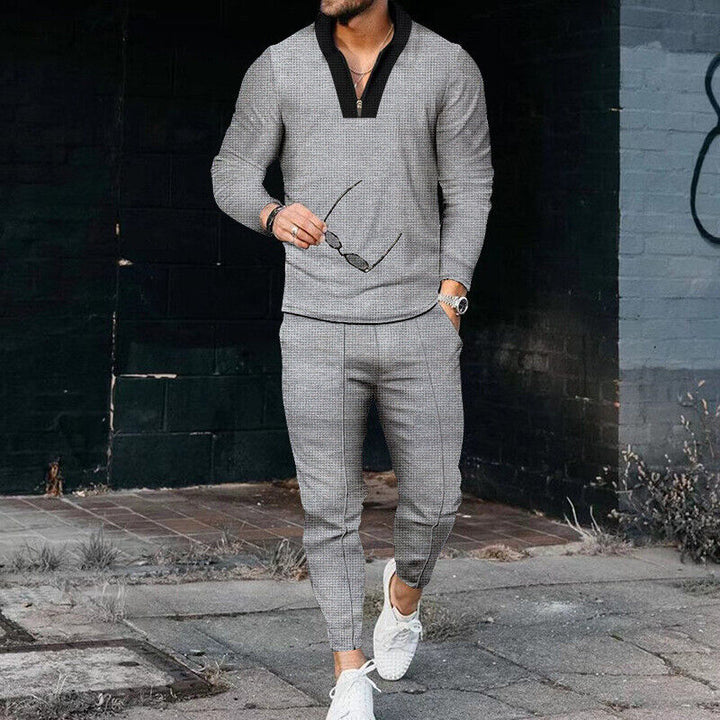 Hela den avslappnade herr-outfiten. Snygg tvådelad uppsättning i mjukt tyg för vardag och fritid. Modern casual stil.