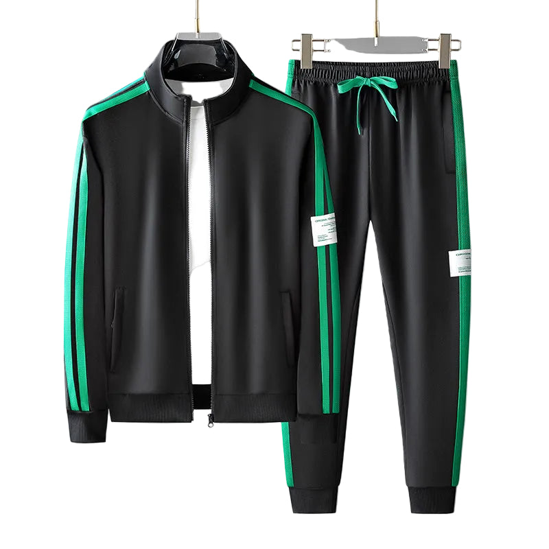 Herrarnas tvådelade träningsoverall i atletisk stil. Bekvämt sportset för aktivitet och fritid, inklusive joggingbyxor.