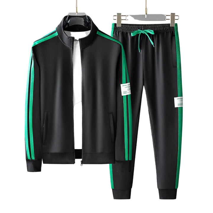 Herrarnas tvådelade träningsoverall i atletisk stil. Bekvämt sportset för aktivitet och fritid, inklusive joggingbyxor.