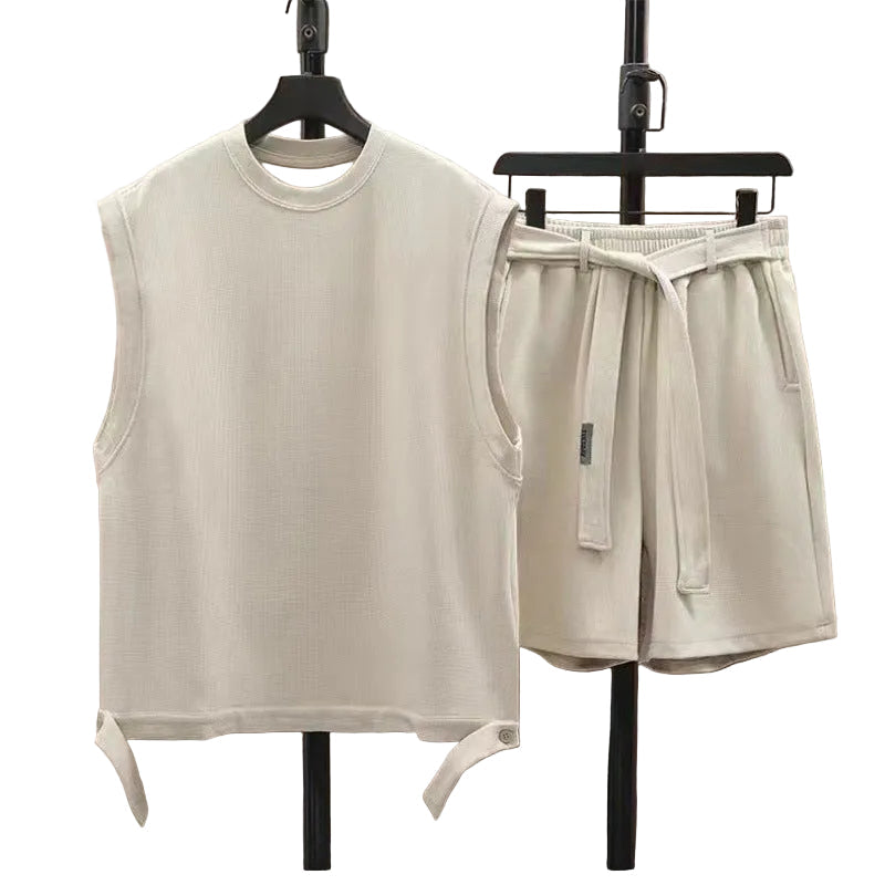Herrarnas urbana chillset, ärmlös topp & shorts, perfekt för avslappnad sommarstil. Bekvämt & stilfullt herrklädesset.