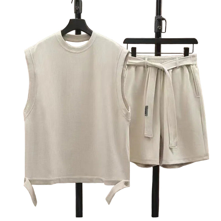 Herrarnas urbana chillset, ärmlös topp & shorts, perfekt för avslappnad sommarstil. Bekvämt & stilfullt herrklädesset.