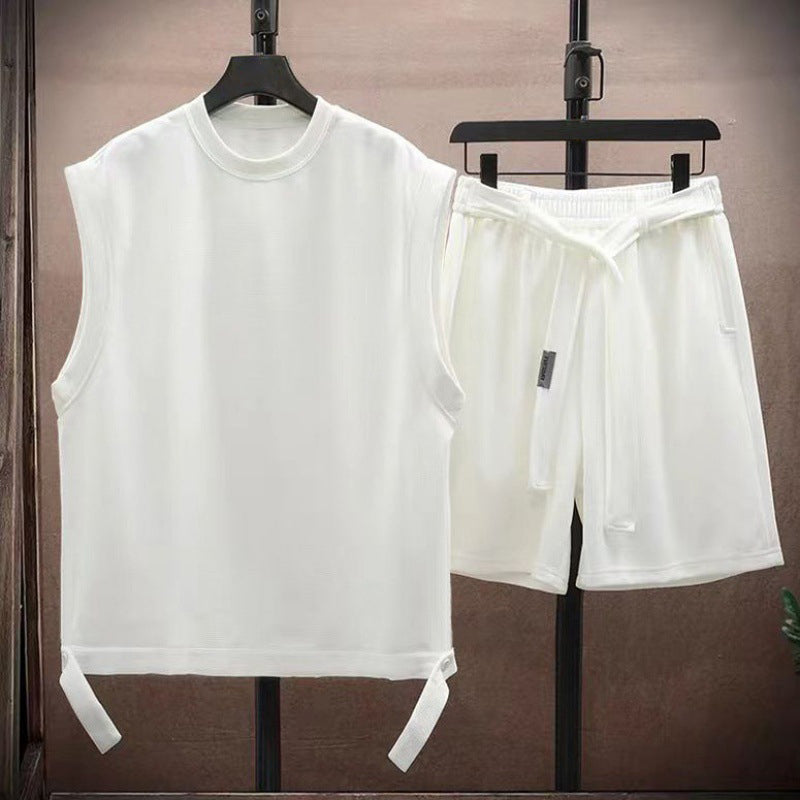 Stilfullt herr sommarset: ärmlös topp och shorts. Tvådelat, avslappnat och bekvämt för urban stil.