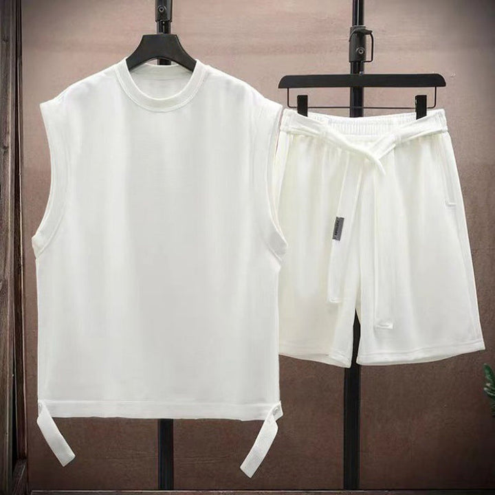 Stilfullt herr sommarset: ärmlös topp och shorts. Tvådelat, avslappnat och bekvämt för urban stil.