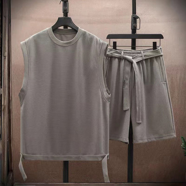 Avslappnat & bekvämt herrarnas chillset med ärmlös t-shirt och shorts. Perfekt för urban sommarstil.