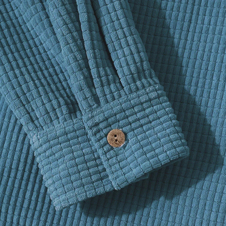 Modern herrjacka i manchesterstil med huva, bekväm overshirt för en avslappnad och trendig look.