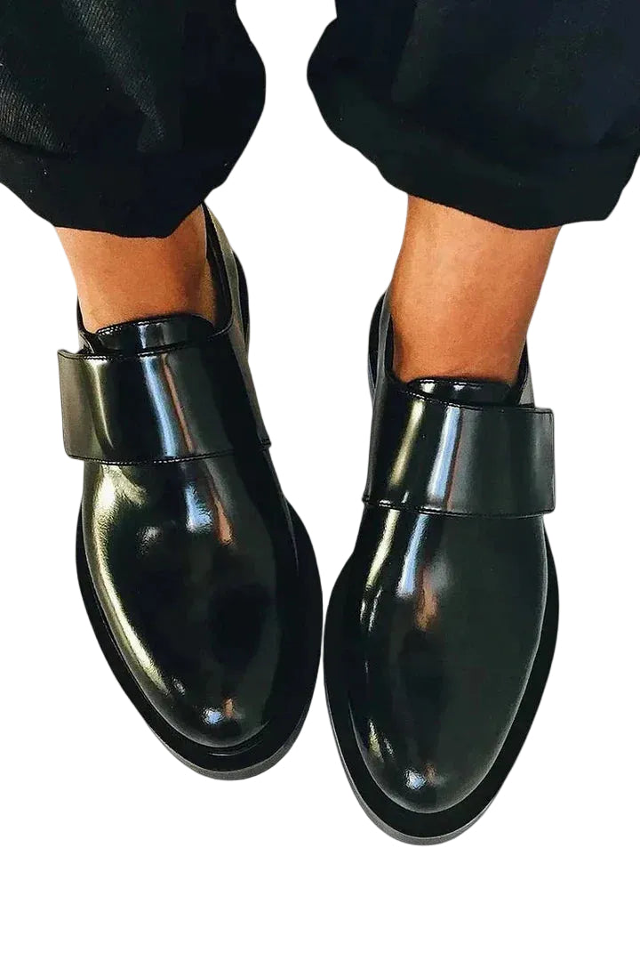 Herrars avslappnade slip-on skor för vår och sommar. Bekväma, stilrena vardagsskor med rundad tå.