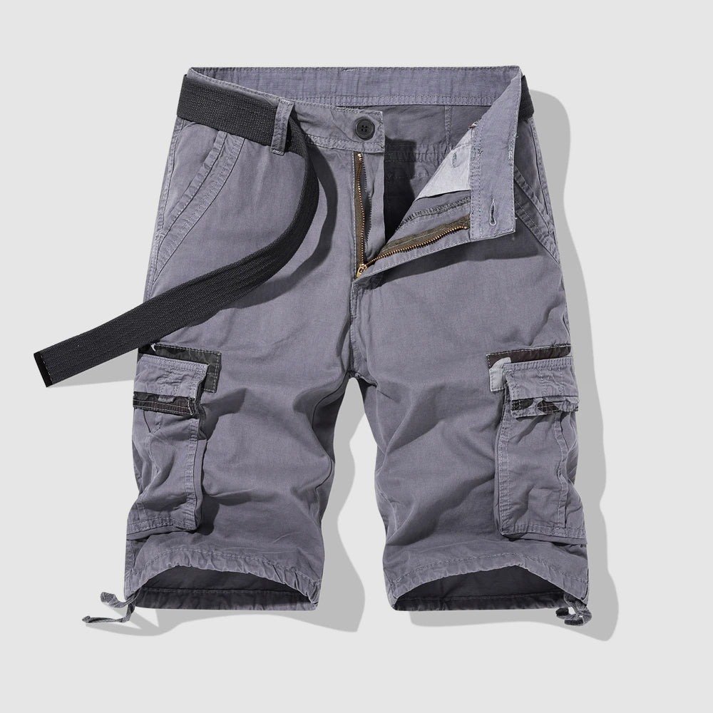 Praktiska herrars cargoshorts med flera fickor, idealiska för fritid och utomhusäventyr.