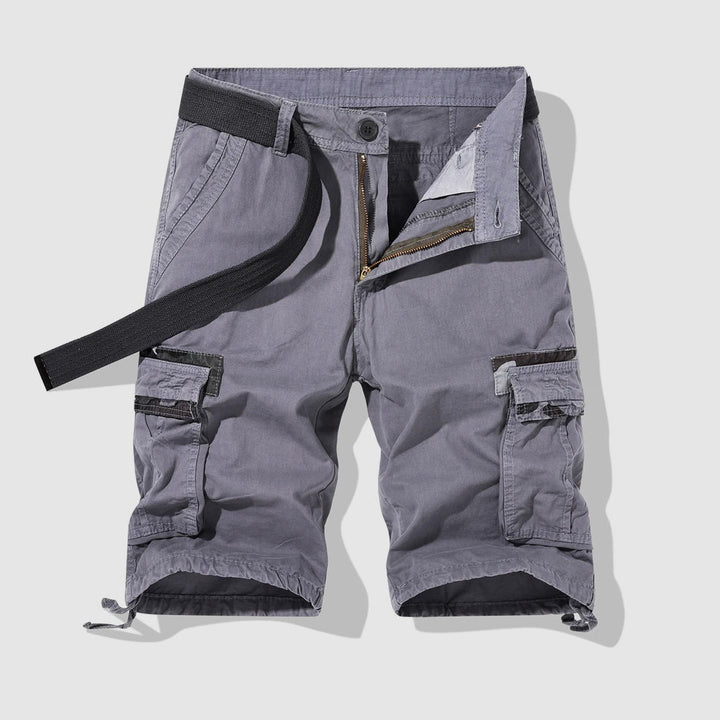 Praktiska herrars cargoshorts med flera fickor, idealiska för fritid och utomhusäventyr.