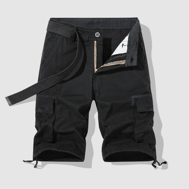 Närbild på praktiska sidofickor på herrars cargoshorts i safari-stil, optimala för förvaring.