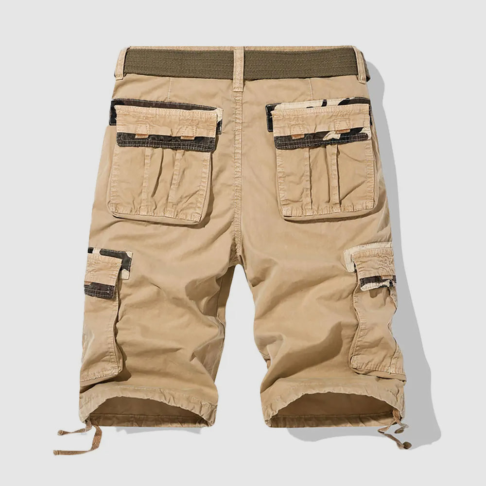 Man bär snygga och bekväma herrars cargoshorts i safari-stil, redo för sommarens fritidsaktiviteter.
