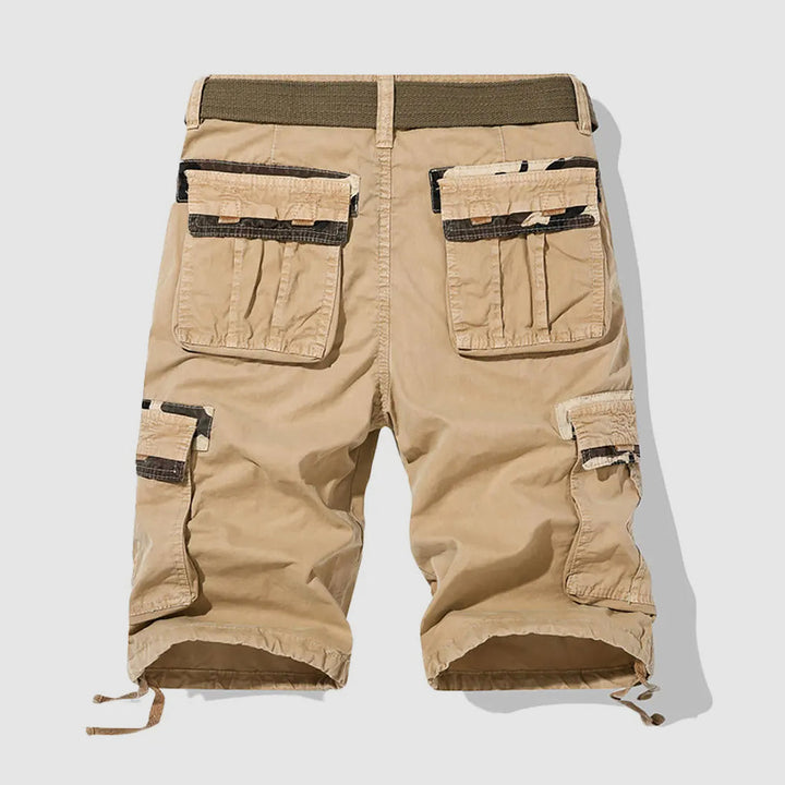 Man bär snygga och bekväma herrars cargoshorts i safari-stil, redo för sommarens fritidsaktiviteter.