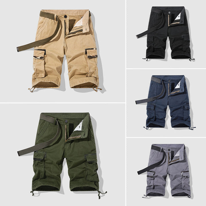 Baksidan av funktionella herrars cargoshorts, perfekta för sommar, fritid och äventyr.