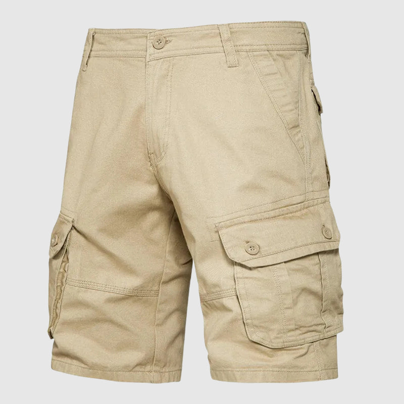 Herrars cargoshorts med många praktiska fickor. Bekväma och slitstarka fritidsshorts för aktivt utomhusbruk.