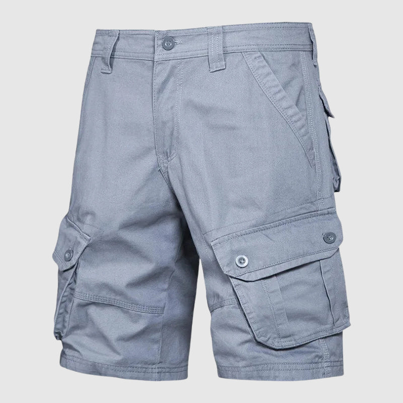 Herrars cargoshorts i robust militärstil. Mångsidiga och bekväma sommarshorts för en avslappnad look.