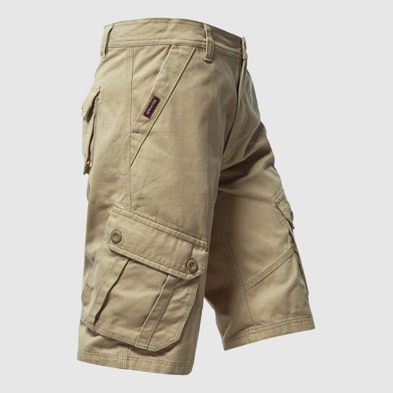 Herrars cargoshorts i slitstarkt tyg. Praktiska fritidsshorts med militärkänsla, perfekta för sommarens äventyr.