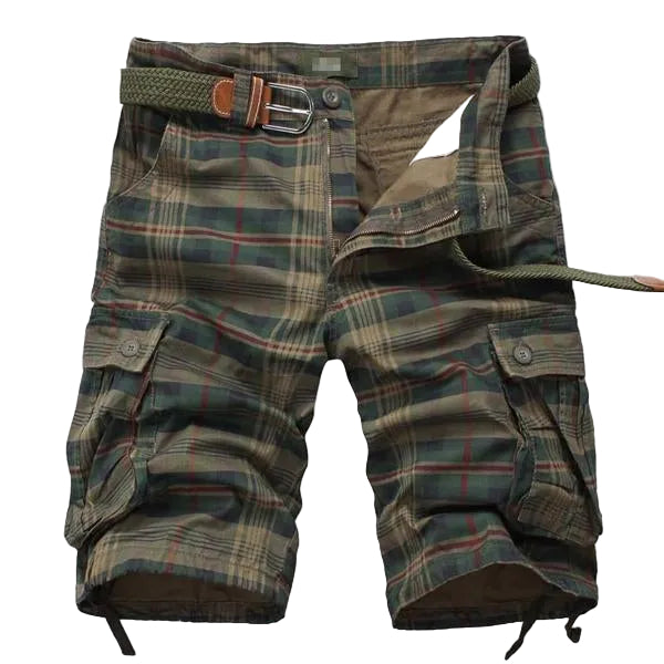 Herrars cargoshorts med rutigt mönster i mörkgrönt/ljusbrunt. Bekväma sommarshorts för vardag och utomhus.