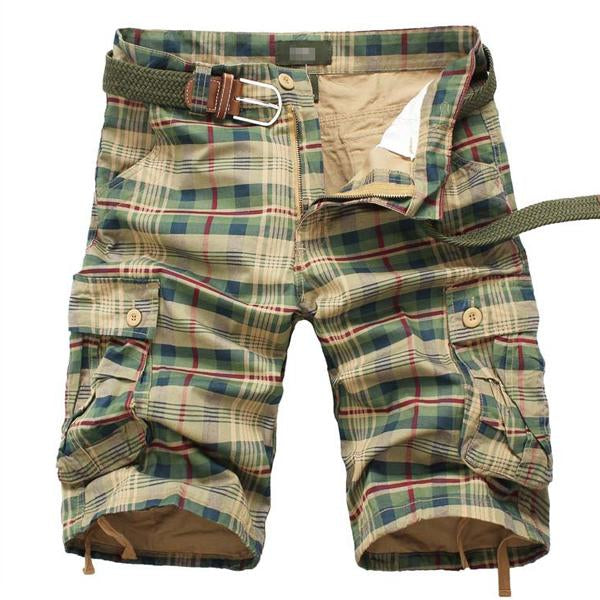 Stilrena herr cargoshorts, rutiga. Praktiska och justerbara shorts i mörkgrönt/ljusbrunt för sommar och fritid.