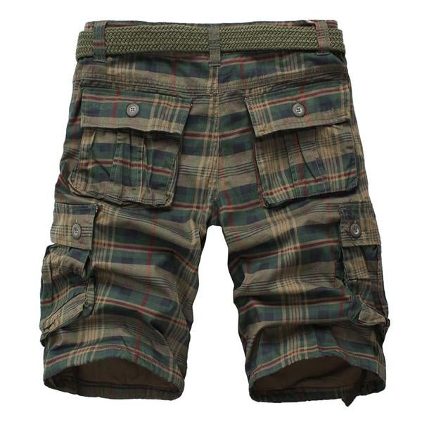 Mörkgröna och ljusbruna rutiga cargoshorts för män. Idealiska vardags- och utomhusshorts. Bekväma herrkläder.