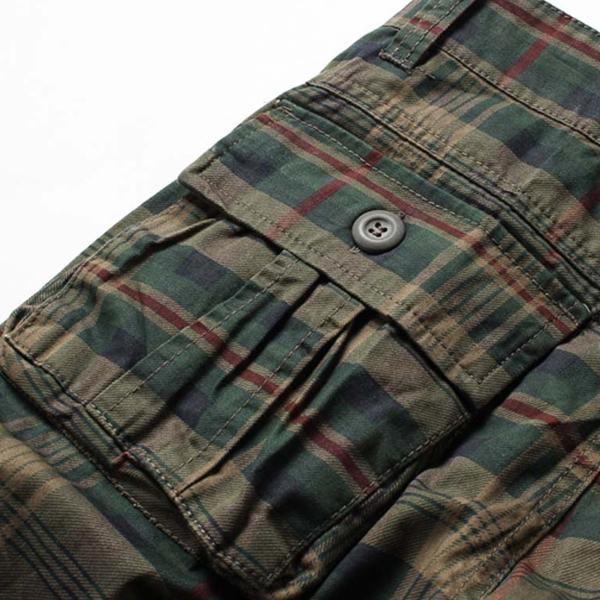 Rutiga herrshorts, cargomodell, i mörkgrönt och ljusbrunt. Stilrena och bekväma sommarshorts för män.
