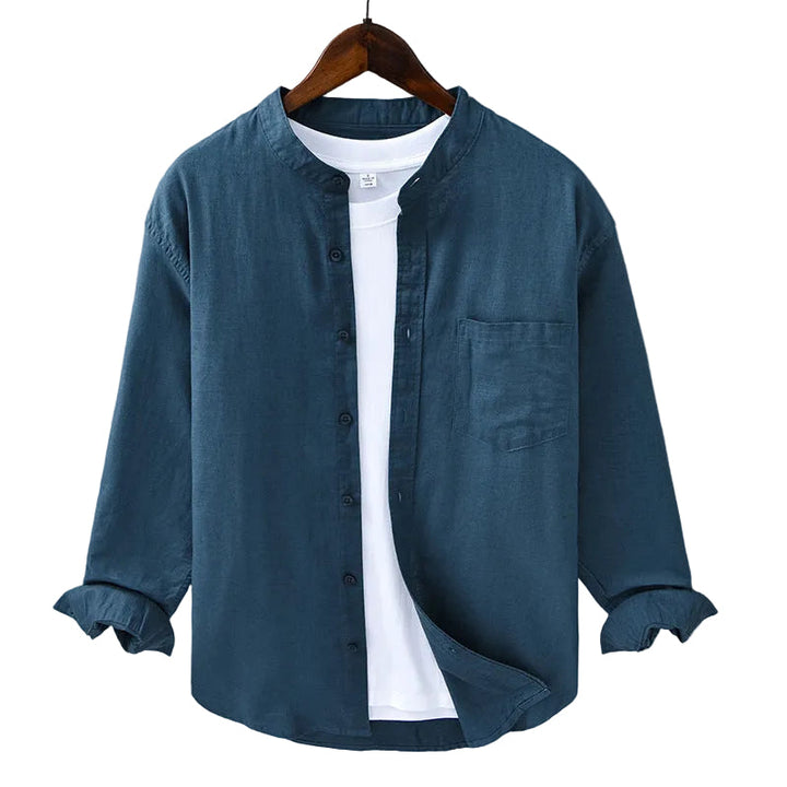 Herrars casual skjorta i blått för en avslappnad stil. Bekväm sommar- och vårskjorta med stilren design. Mångsidig herrkläder.