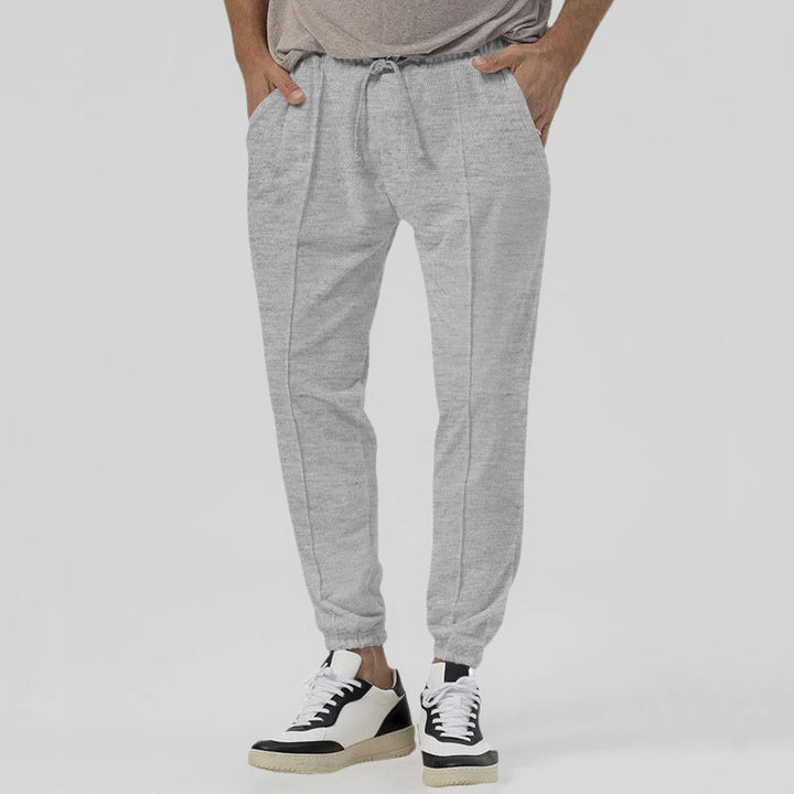 Mångsidiga casual herrbyxor med dragsko. Kombinerar stil med ultimat komfort för vardagen.