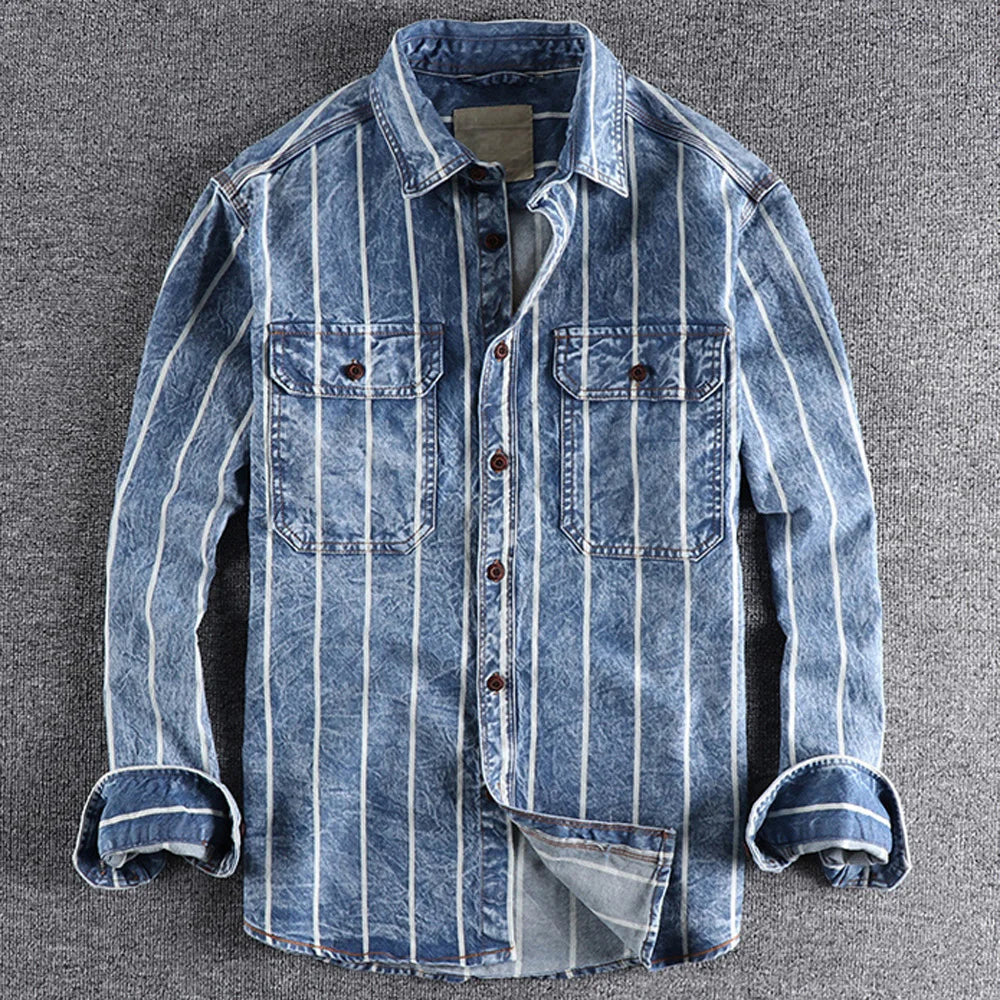 Närbild av en randig jeansskjorta för män, visar tygets struktur och moderna avslappnade snitt.