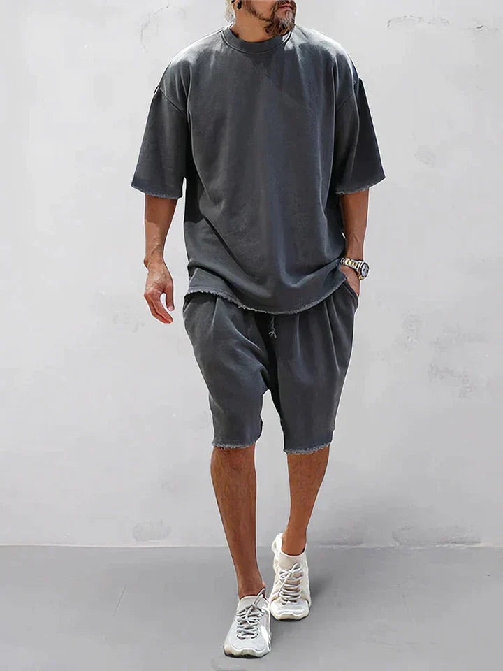 Grått herrars oversize set. Bekväm tröja och byxor för en modern, avslappnad vardagslook.