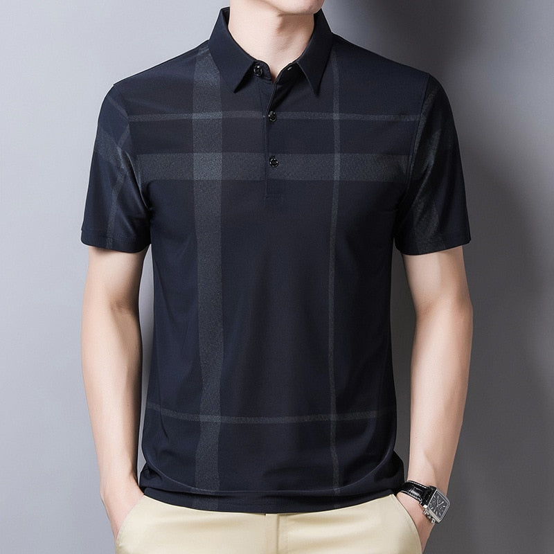 Herrars slim-fit rutig pikétröja i marinblått. Perfekt sommarplagg för en stilren casual look.