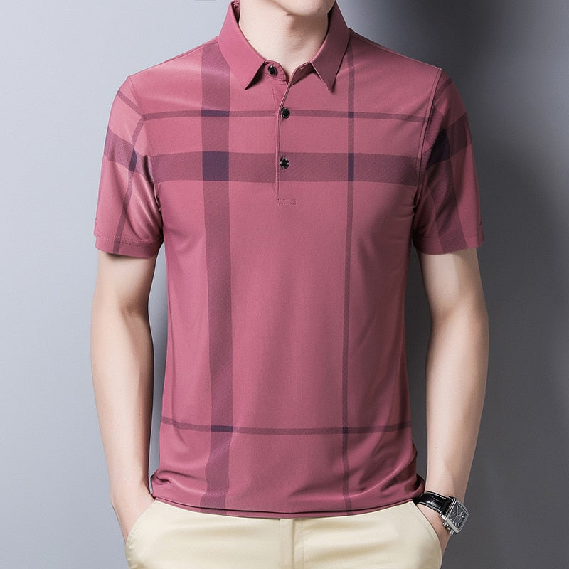 Trendig rosa slim-fit pikétröja för män med rutor. Bekvämt casual plagg för sommaren, polyester.