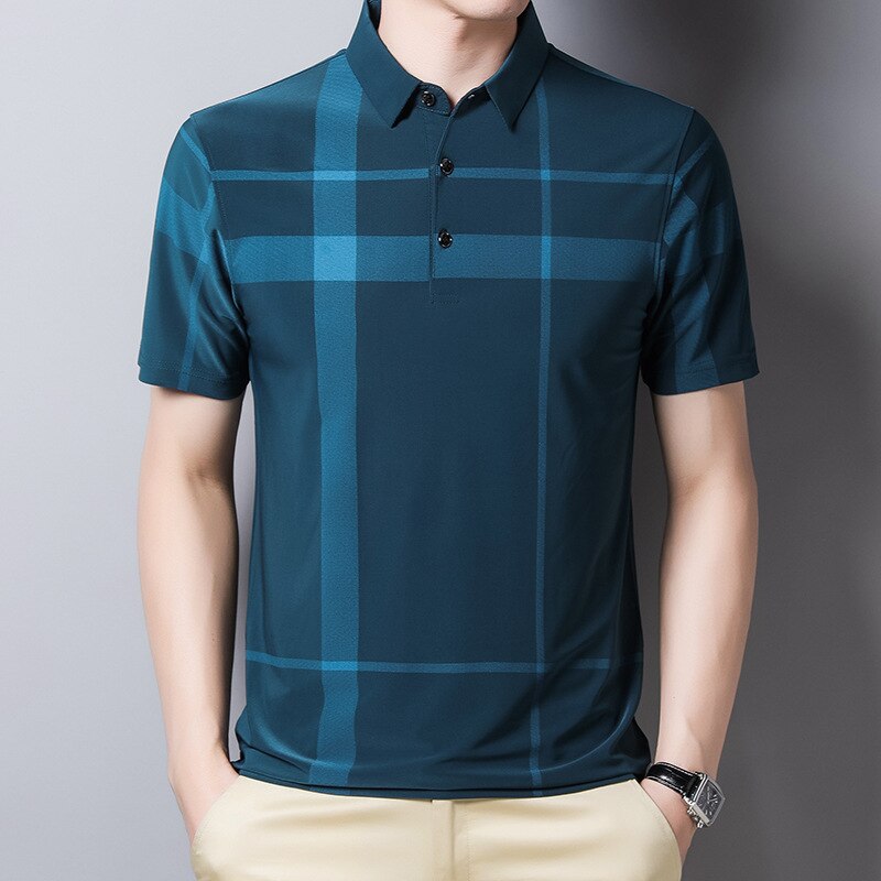Elegant blå rutig pikétröja för herr i slim-fit. Kortärmad sommarstil som kombinerar mode & komfort.