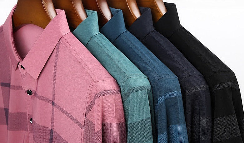 Herrars slim-fit pikétröja med rutor, perfekt för sommar. Tidlös stil & bekväm passform i polyester.