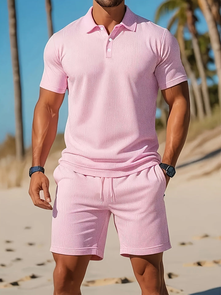 Herr set för sommaren: mjuk polo och luftiga shorts, perfekt för en bekväm och modern fritidsstil.