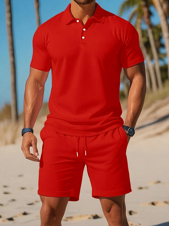 Närbild av det unika ton-i-ton tyget på herrarnas sommarset, polo och shorts.