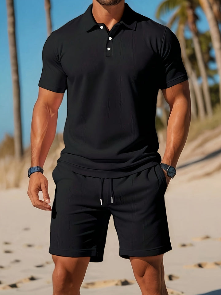 Herr sommarset med kortärmad polo och bekväma shorts, perfekt för varma dagar och resor.