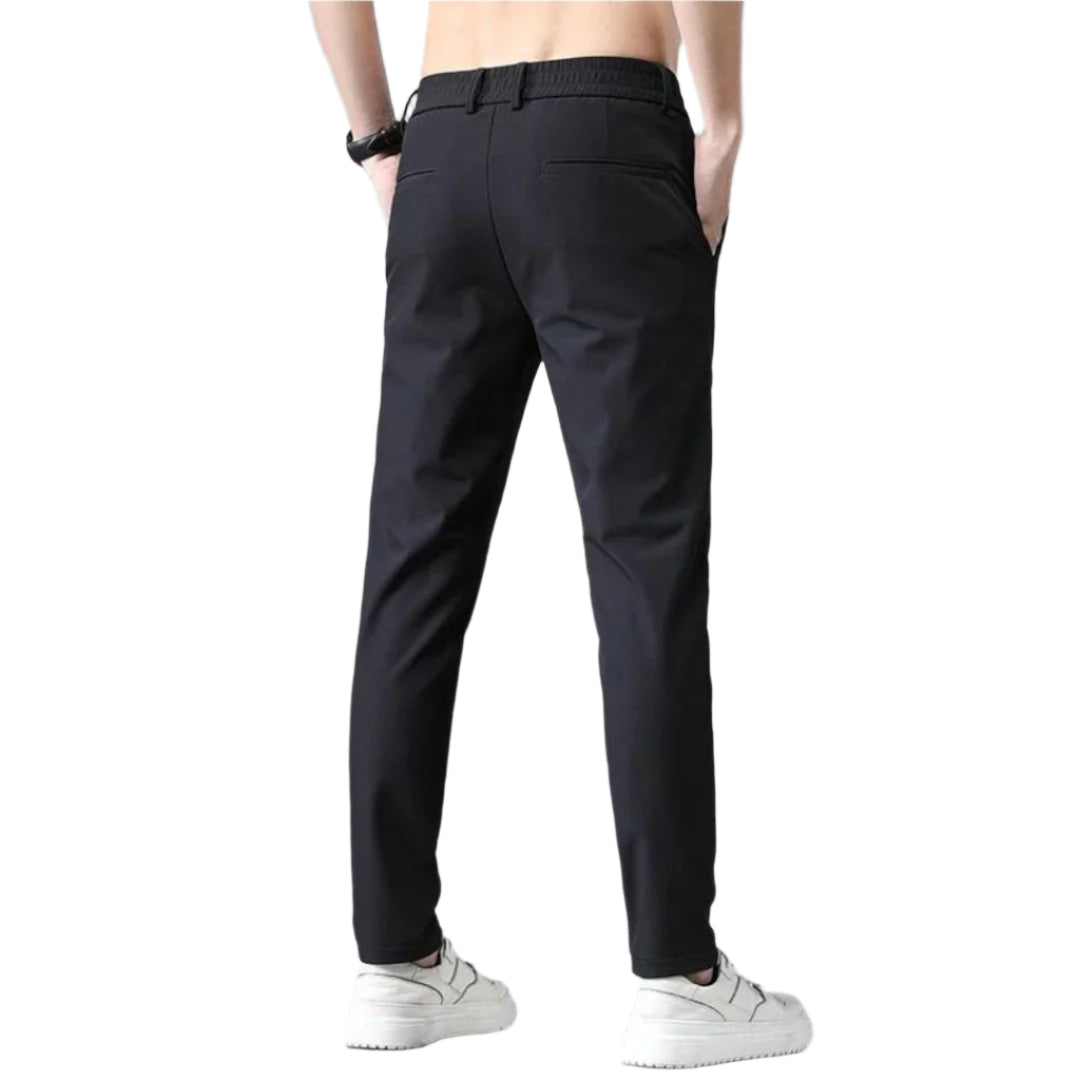 Herrars stretchbyxor i svart för stil & komfort. Mångsidiga casualbyxor med elastisk midja, perfekt för varje dag.
