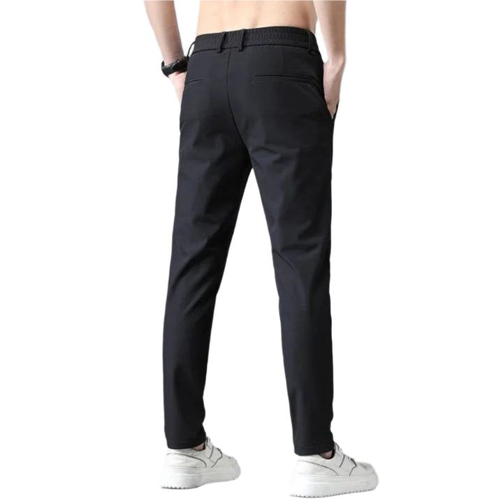 Herrars stretchbyxor i svart för stil & komfort. Mångsidiga casualbyxor med elastisk midja, perfekt för varje dag.