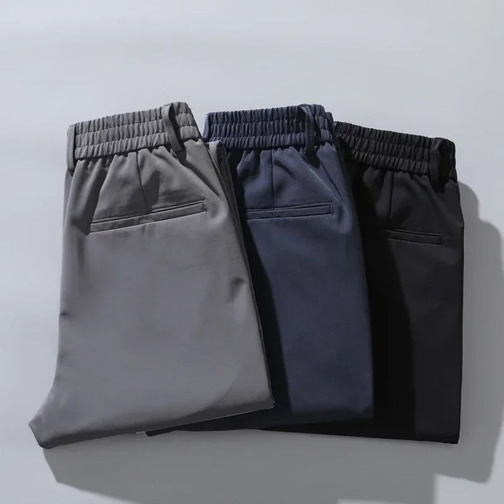 Moderna herrbyxor med stretch & elastisk midja. Snygga, mångsidiga casualbyxor i svart, grå & marinblå.
