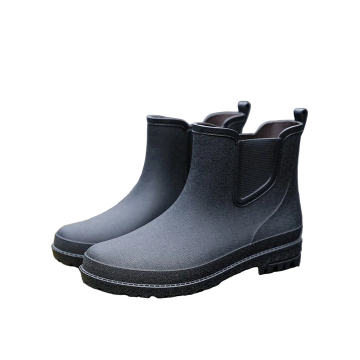 Herrars svarta vattentäta halvhöga regnboots för optimalt väderskydd och stil. Perfekta utomhus.