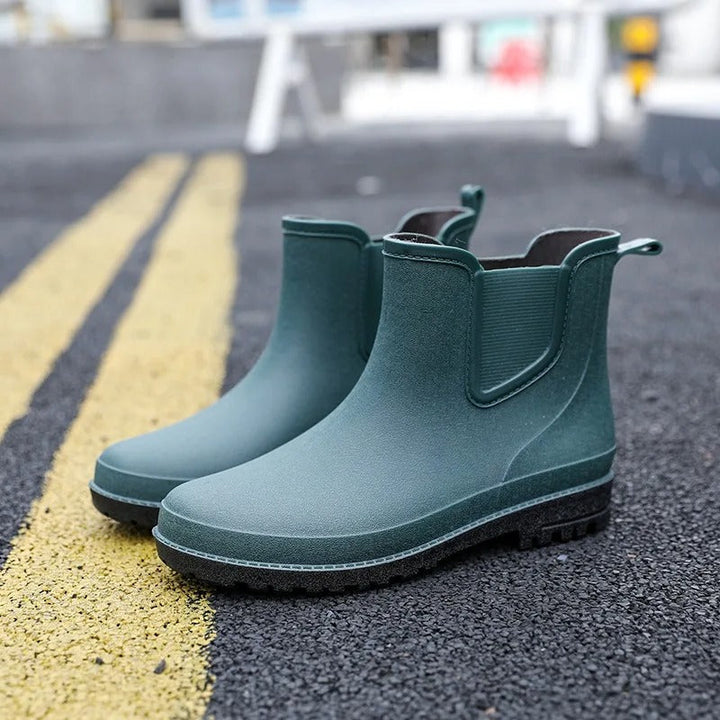 Stilrena herrars vattentäta halvhöga regnboots i svart, blått eller grönt. Perfekta för stad och natur.