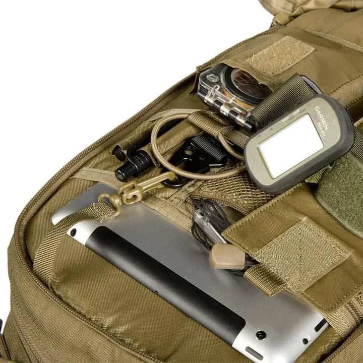 Detaljbild av robust taktisk herrryggsäck. Hållbar för vinterbruk med MOLLE-fästen för friluftsliv.